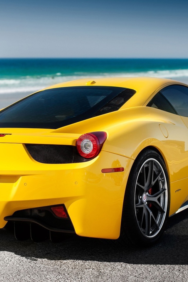 Желтый Феррари 458 припаркован у моря