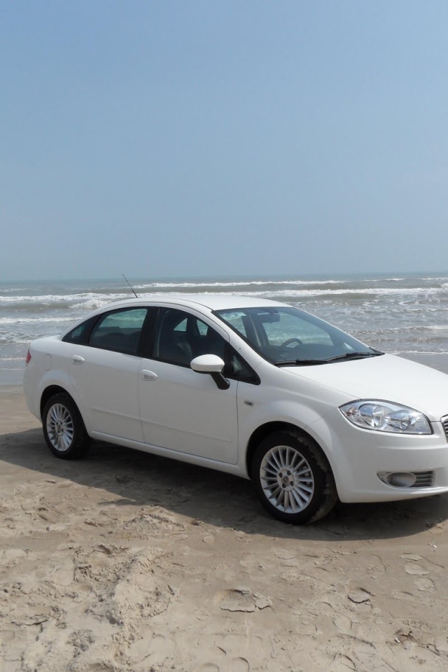 Белый Фиат на песке пляжа