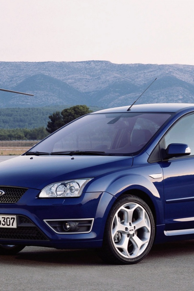 Голубой Форд на вертолетной площадке