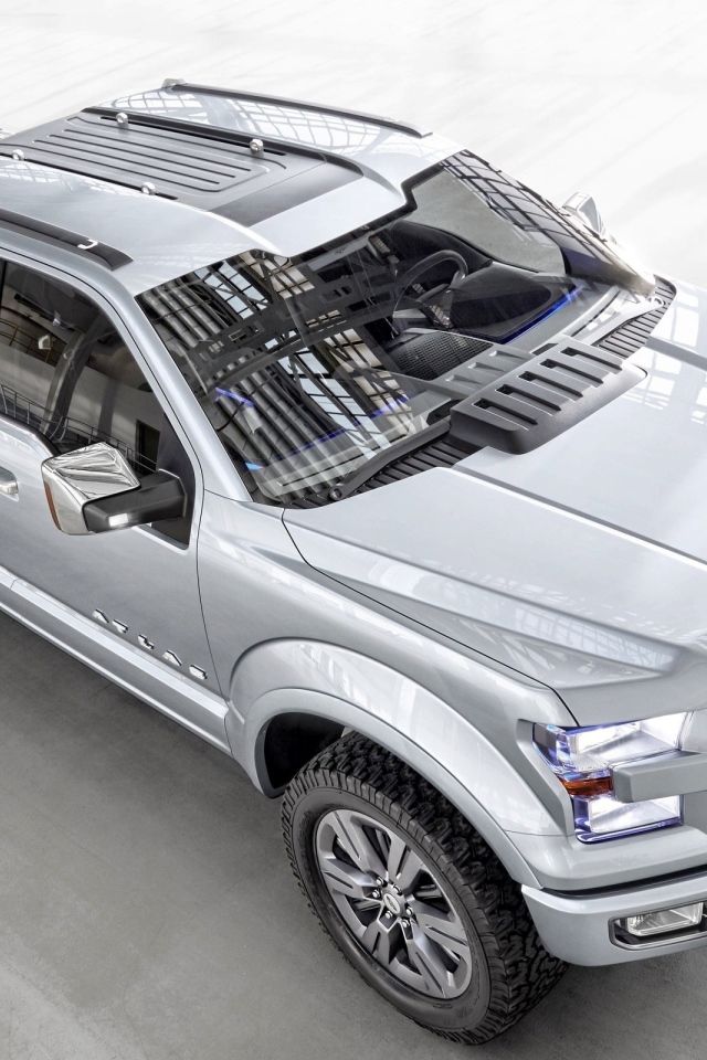 Мощный серебристый Форд пикап