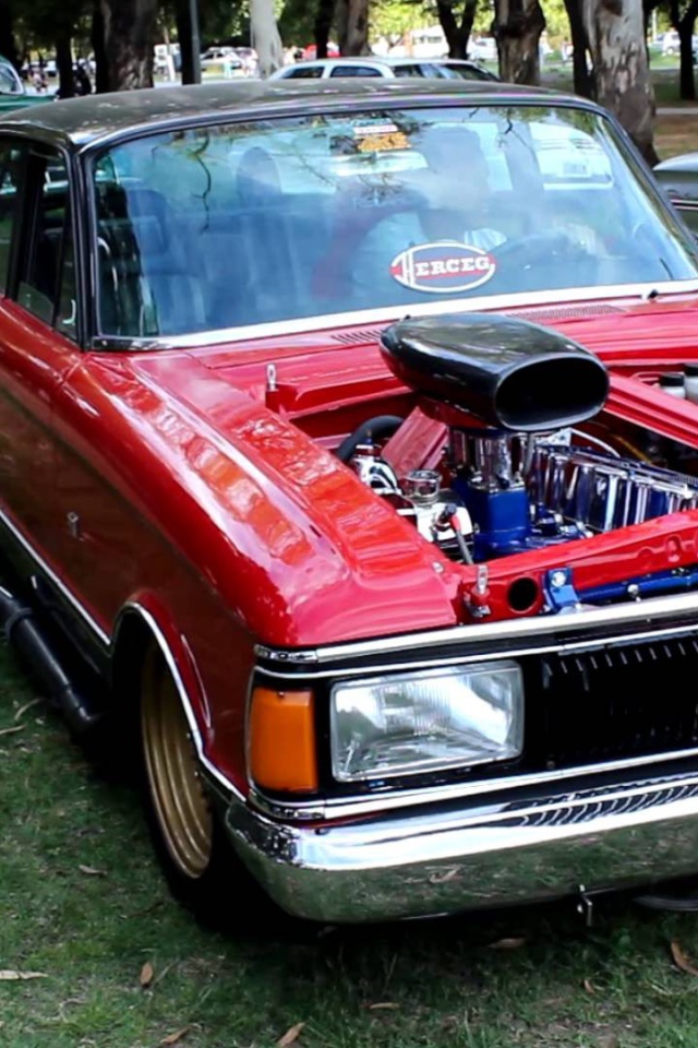 Красный Ford Falcon без капота