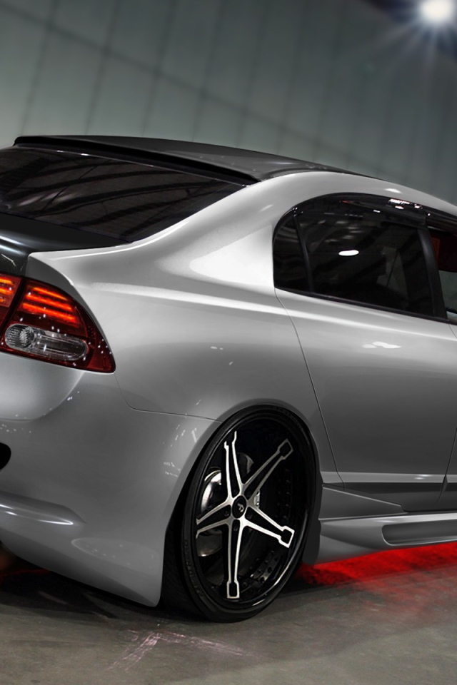 Красный неоновый свет в автомобиле Хонда Цивик