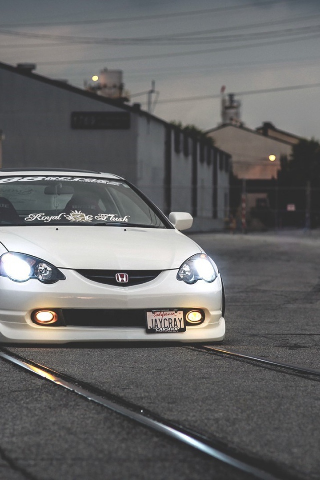 Белая Honda acura rsx на трамвайных рельсах