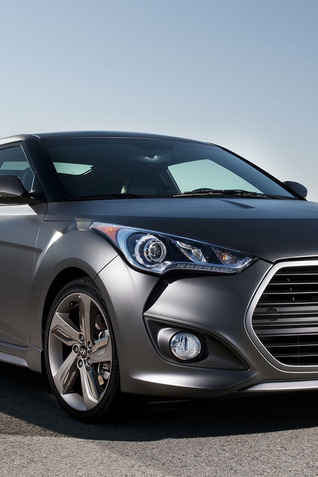 Автомобиль Hyundai Veloster на шоссе