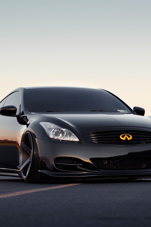 Черный автомобиль Stance Infiniti