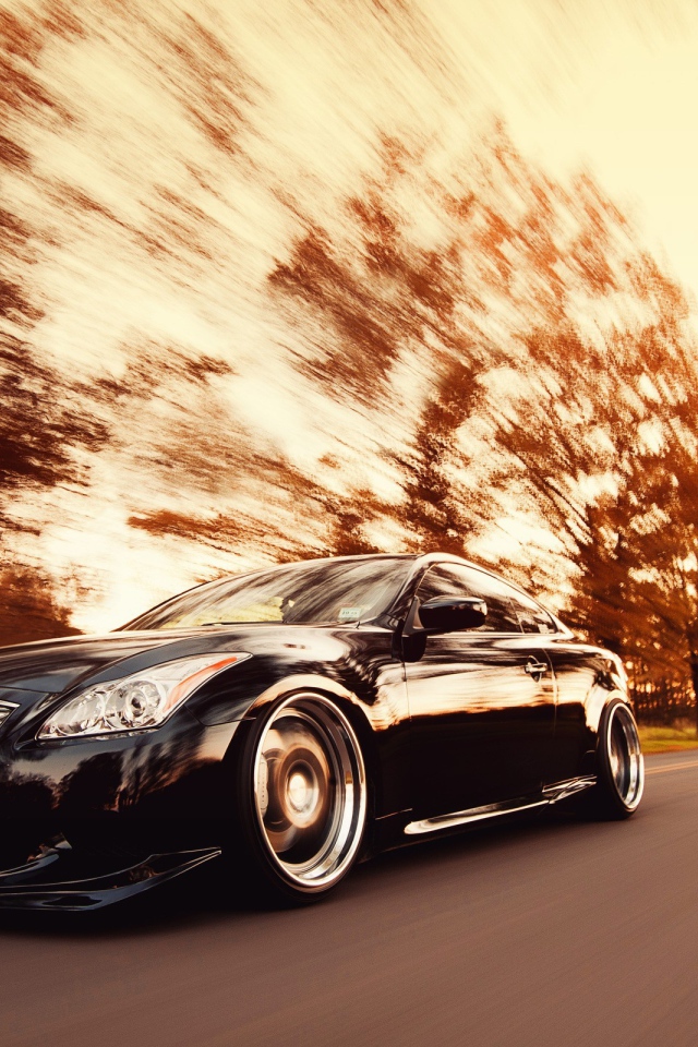 Быстрый Infiniti на дороге