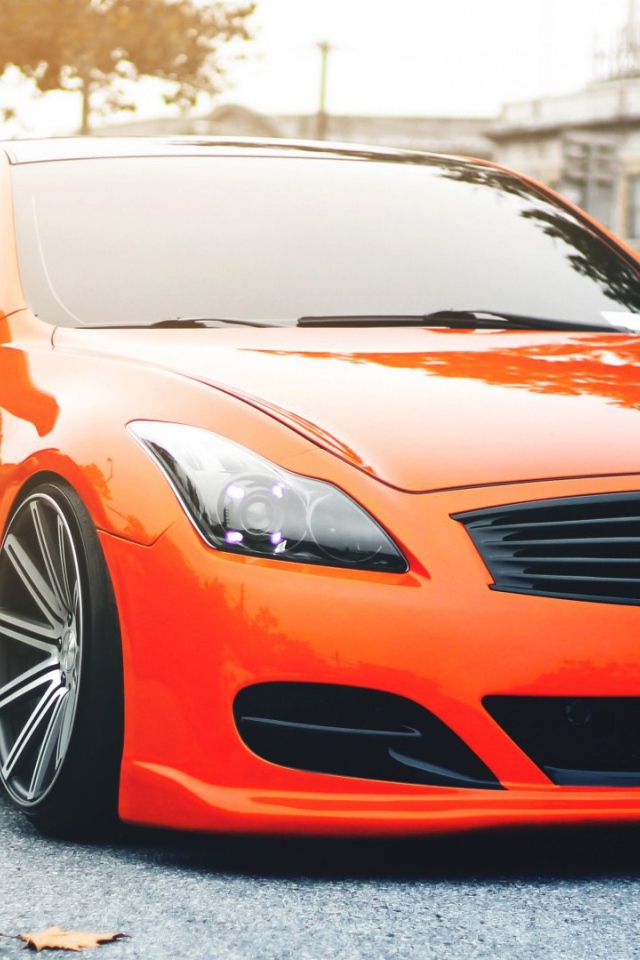 Красный автомобиль Infiniti G37S