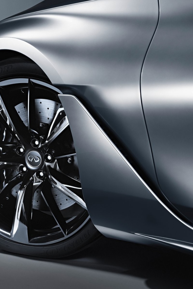 Переднее колесо автомобиля Infiniti