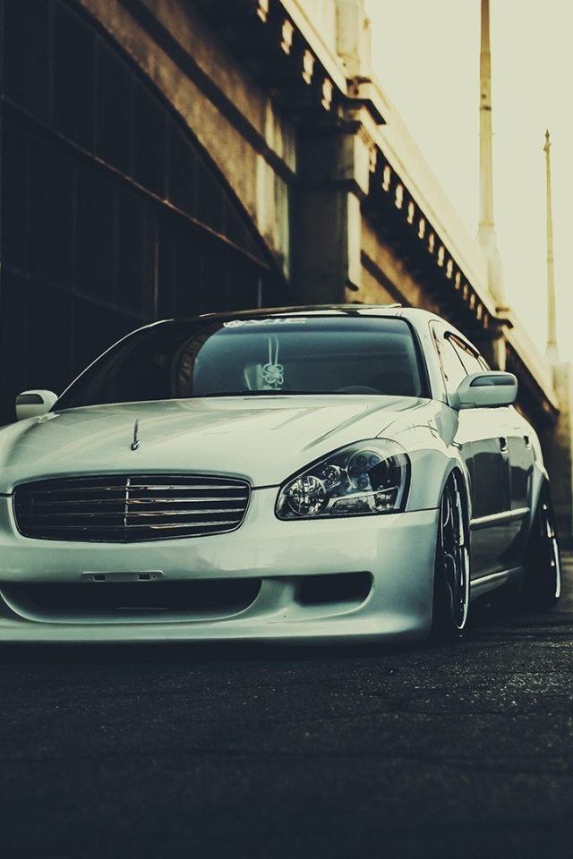 Белый Infiniti у эстакады