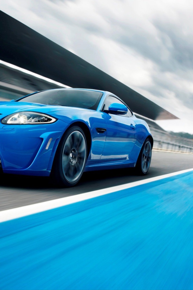 Голубой автомобиль Jaguar XKR