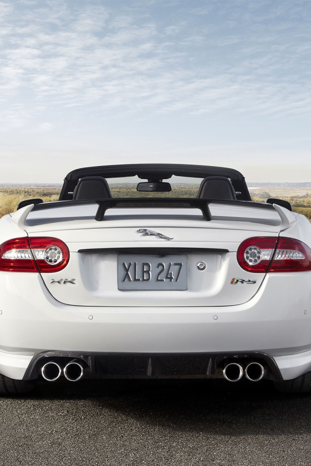 Белый Jaguar XKR на фоне природы