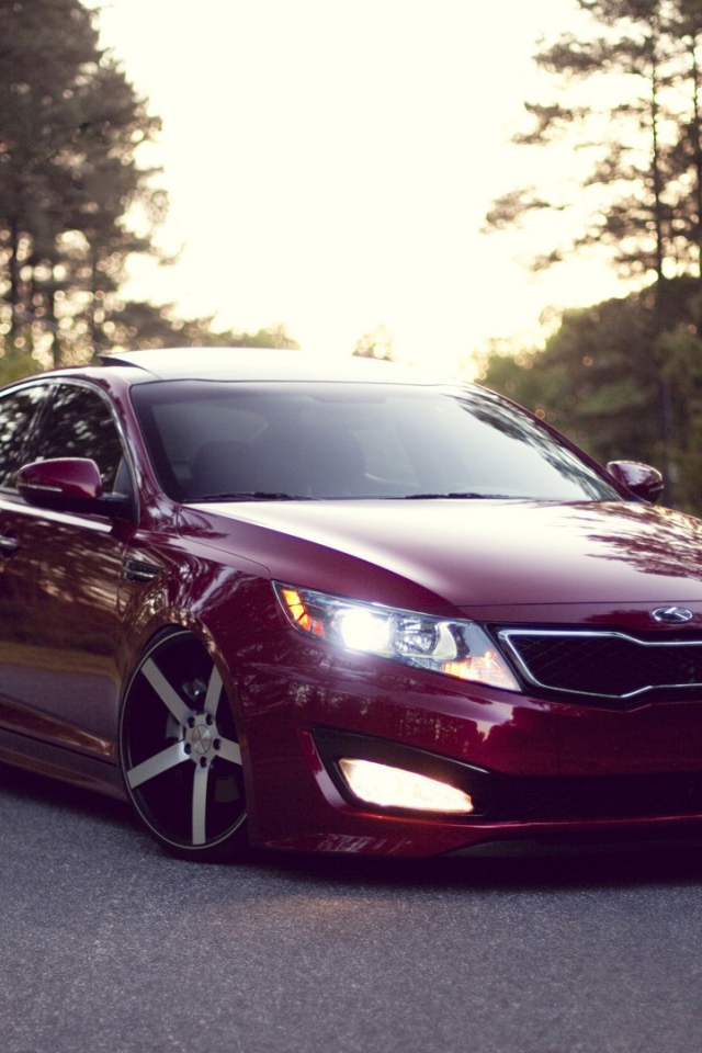 Киа Оптима вишневого цвета