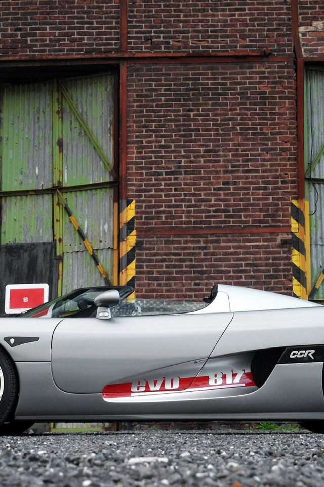 Серый автомобиль Koenigsegg CCR