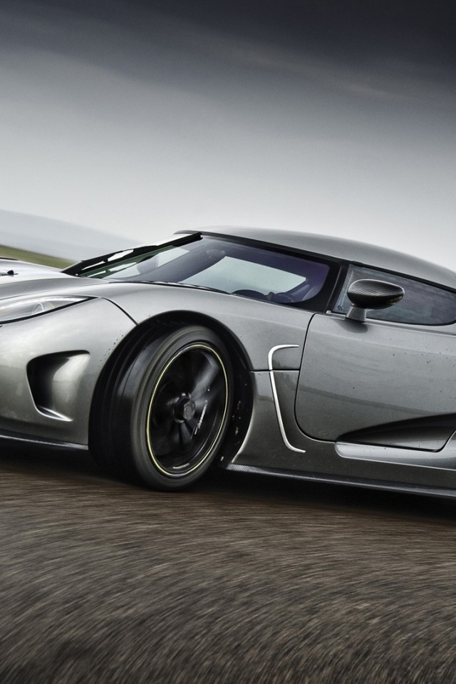 Серый суперкар Koenigsegg Agera