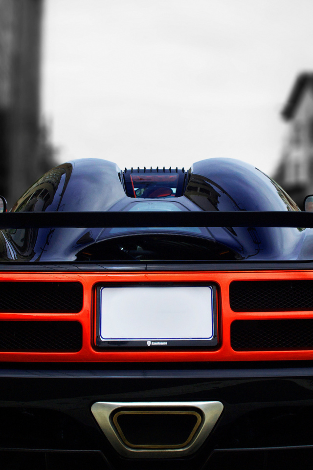 Вид сзади на суперкар Koenigsegg CCX