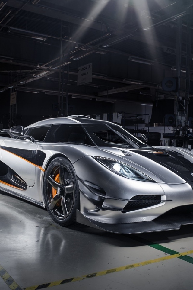 Серебристый Koenigsegg Agera в гараже