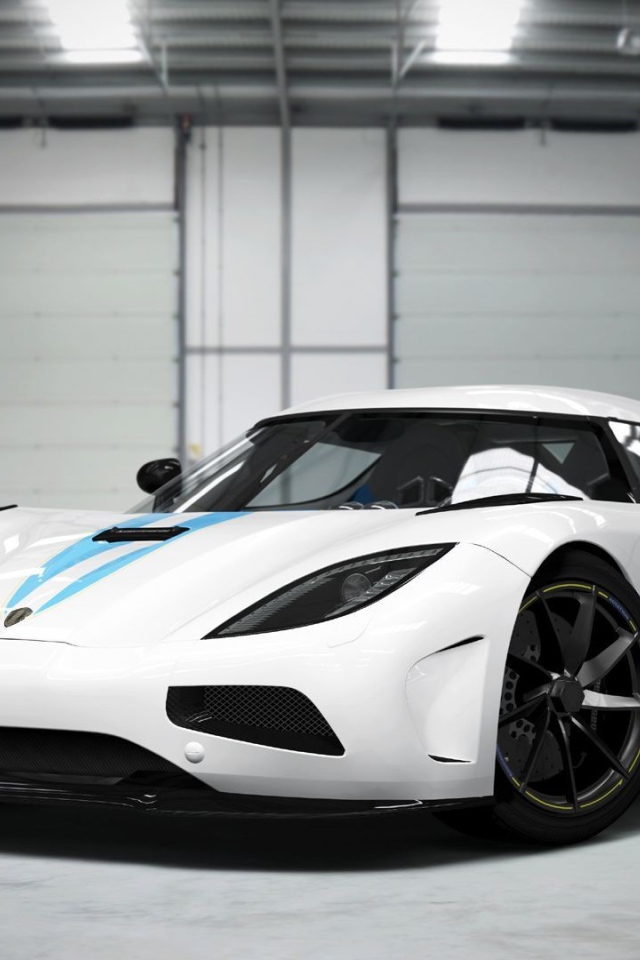 Белый Koenigsegg Agera в ангаре