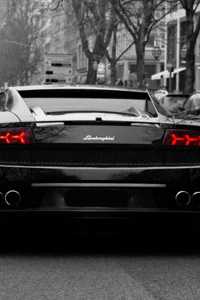 Черный Lamborghini Gallardo едет по улице