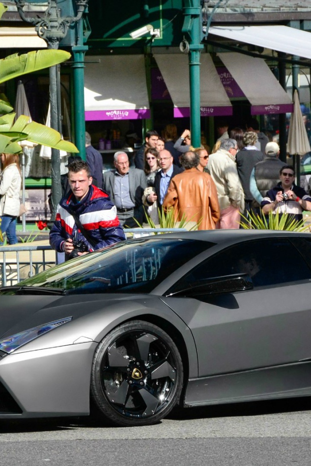 Черный Lamborghini Reventon на улице