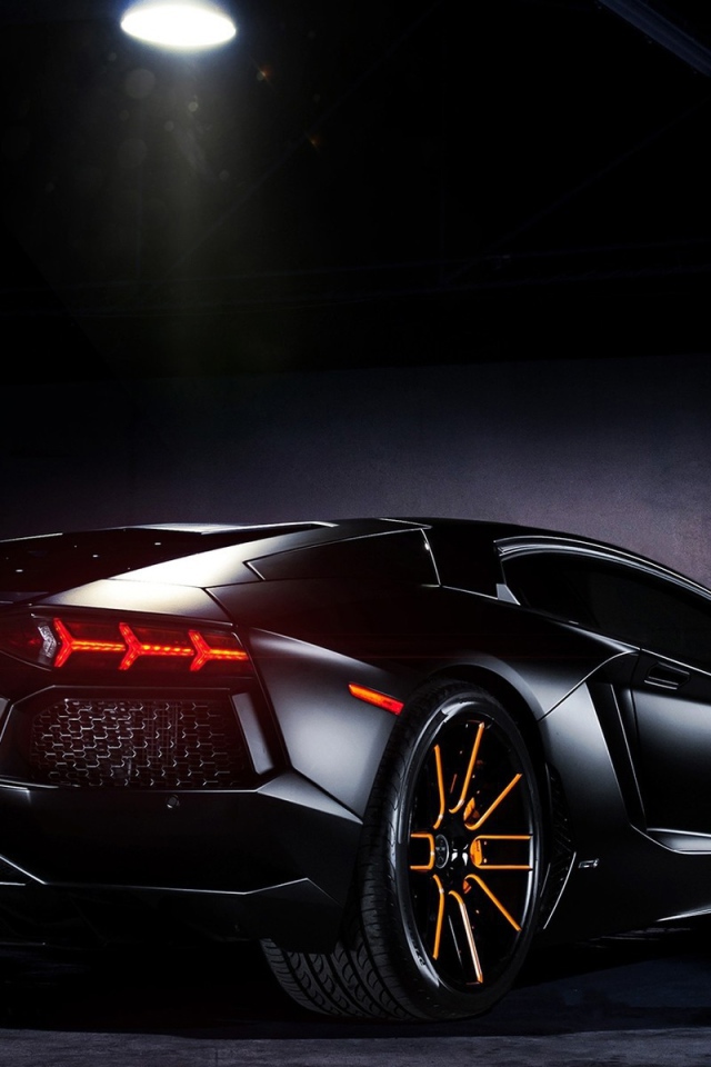 Черный Lamborghini в луче прожектора