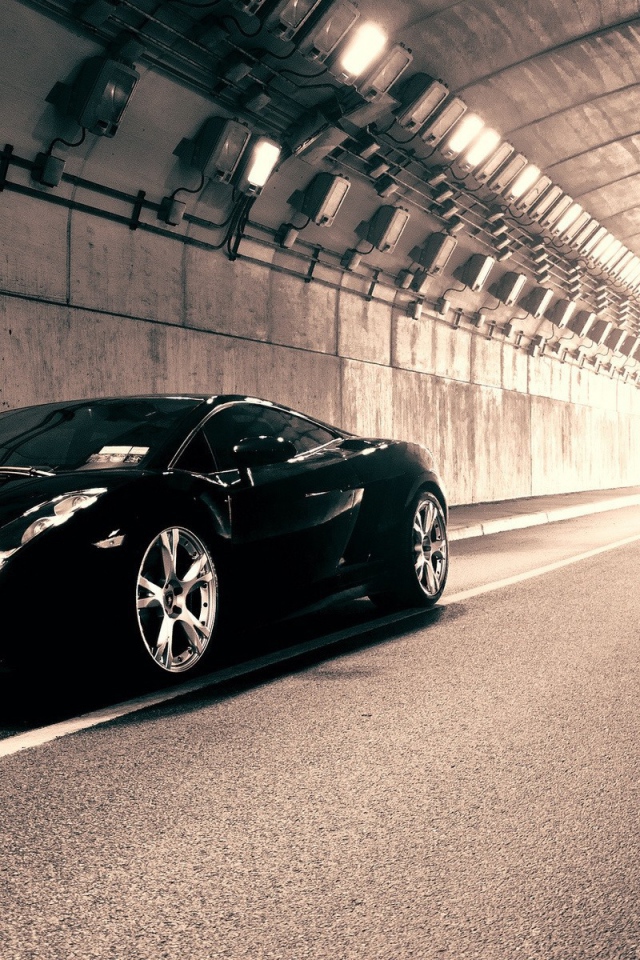 Черный Ламборгини в тоннеле