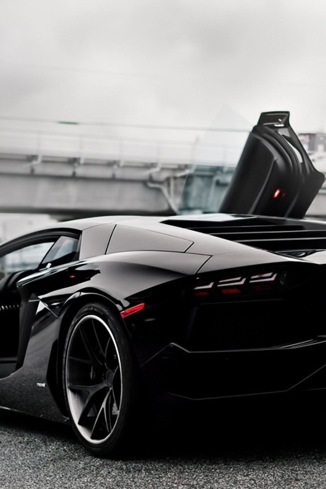 Черный Ламборгини с открытыми дверями