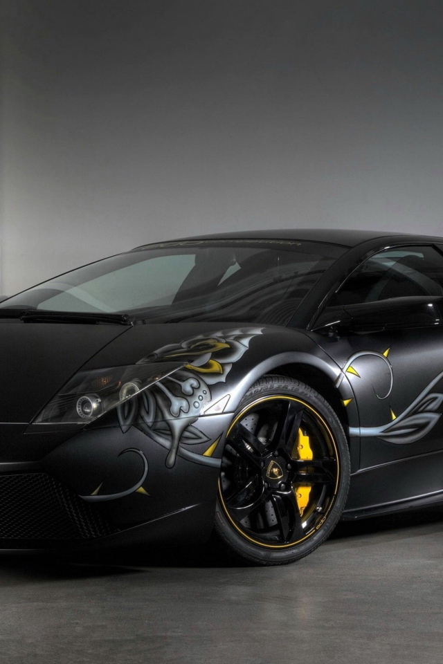 Черный Lamborghini с наклейками