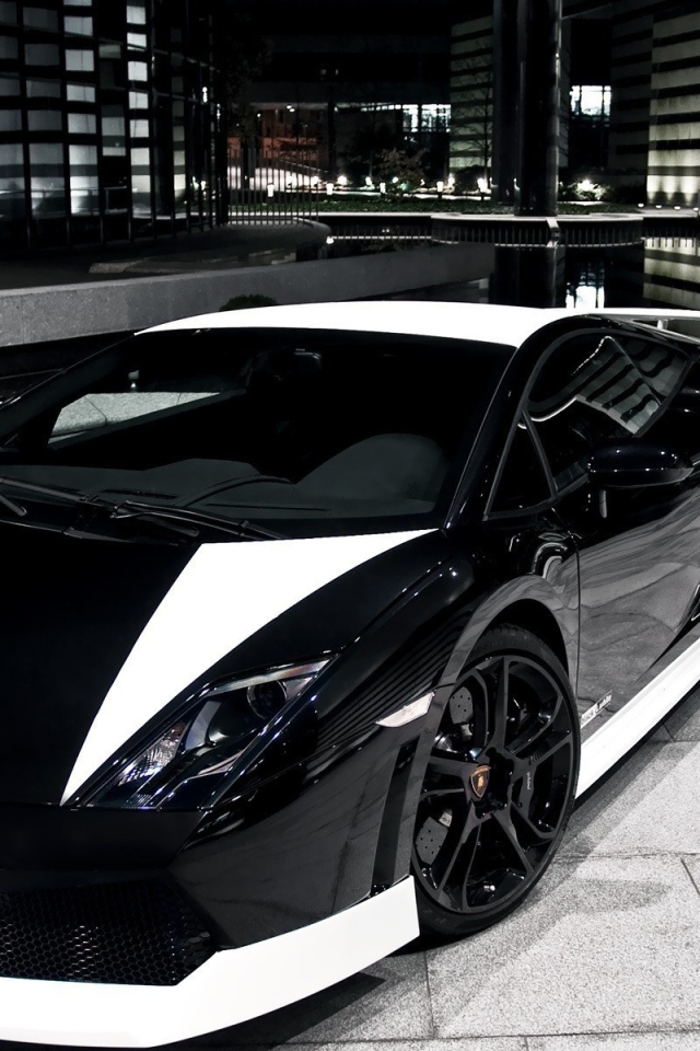 Черно белый Lamborghini в городе