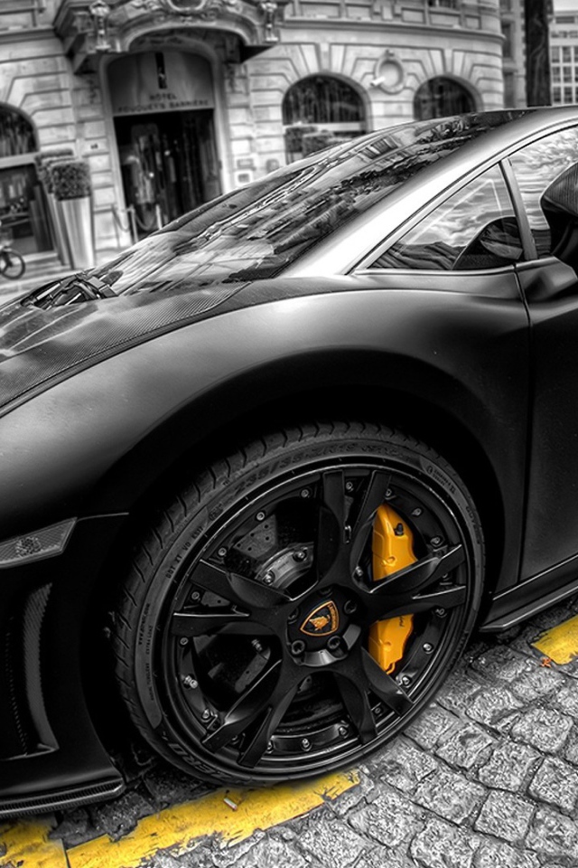 Черный Lamborghini на желтой разметке в Париже