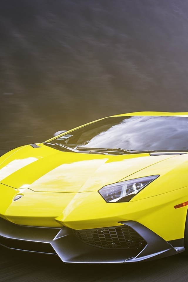 Яркий желтый Ламборгини на шоссе