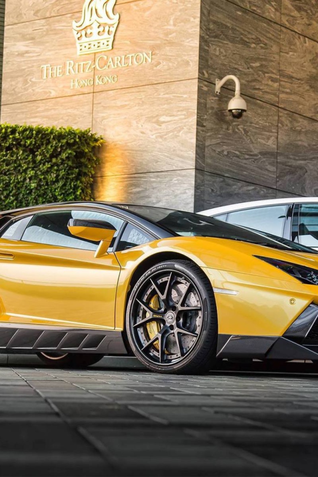 Автомобиль Novitec Torado Lamborghini Aventador NL2 на парковке