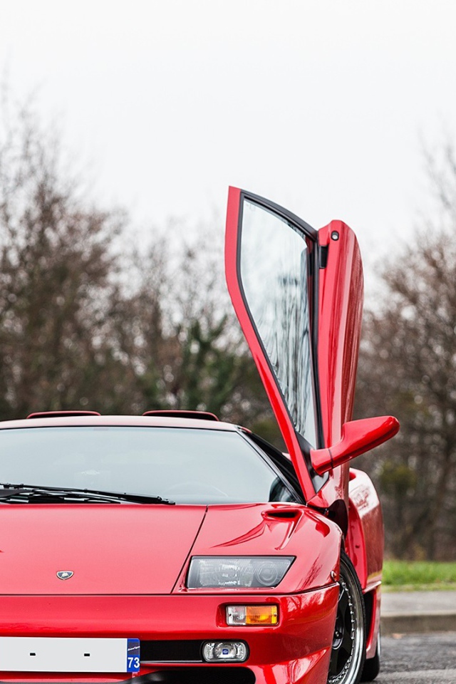 Красный Ламборигини Diablo с открытыми дверями