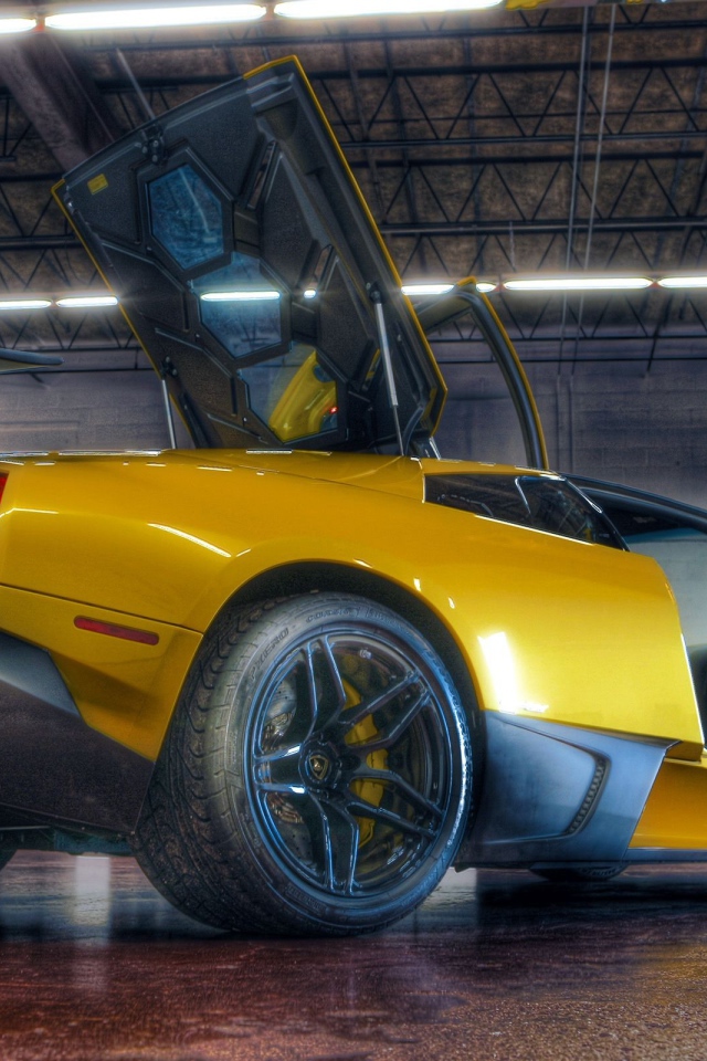 Великолепный Lamborghini Miura желтого цвета