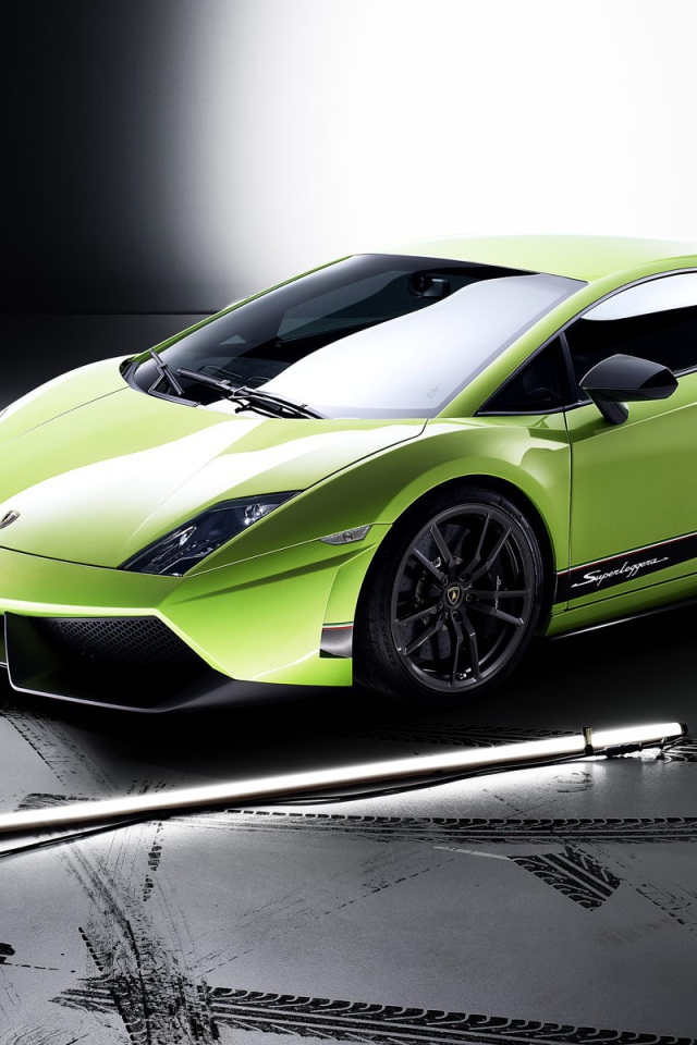 Зеленый Lamborghini Gallardo Superleggera  в павильоне