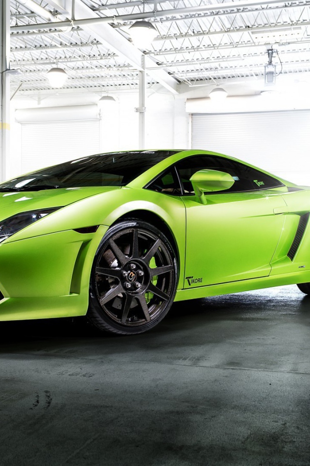 Зеленый Lamborghini Reventon в гараже
