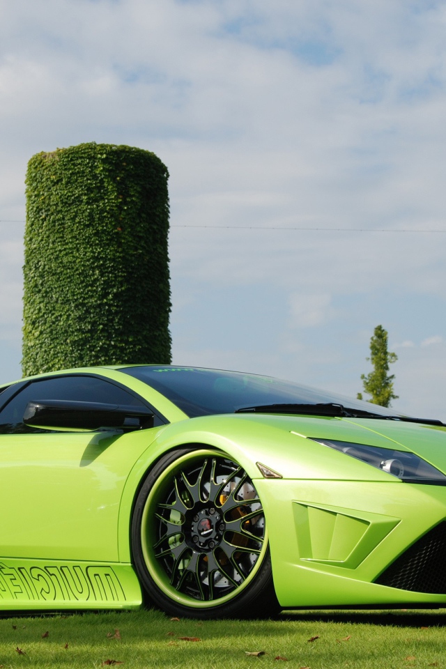 Зеленый Ламборгини у зеленых башен