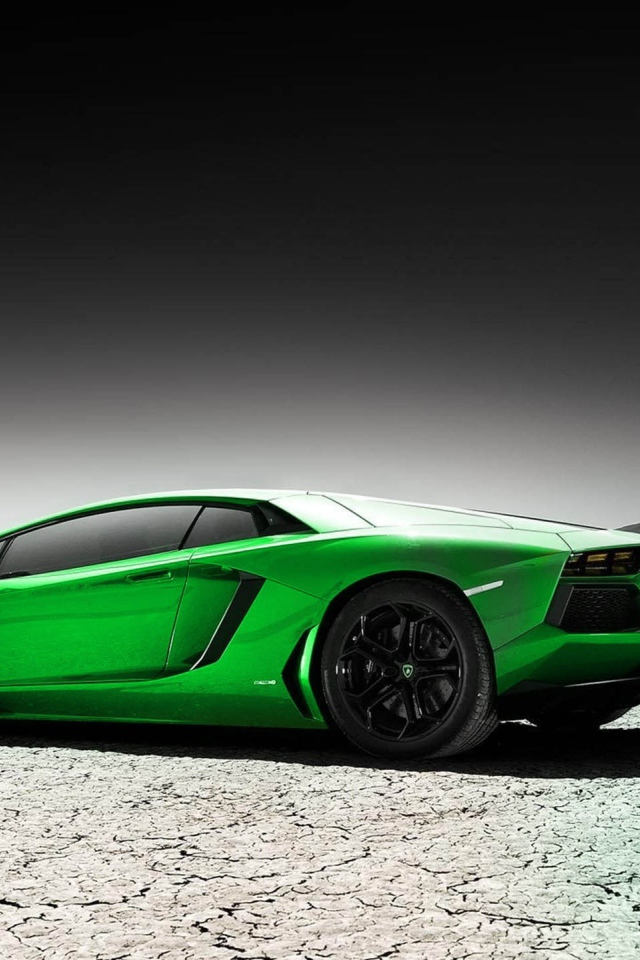 Зеленый Lamborghini на серой земле