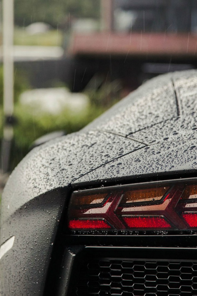 Автомобиль Lamborghini Aventador под дождем