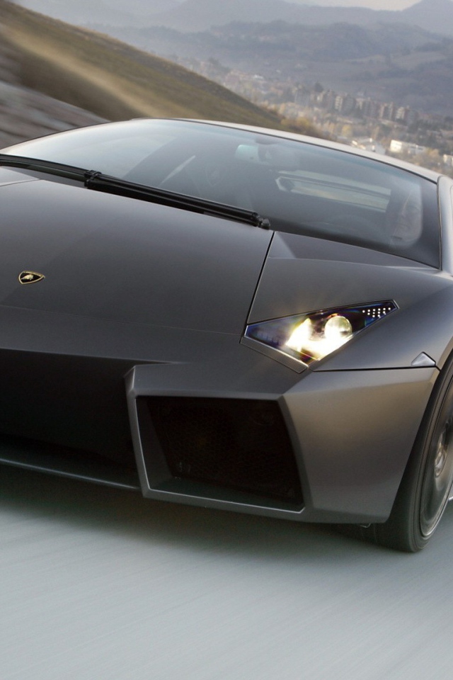 Lamborghini Reventon на загородном шоссе