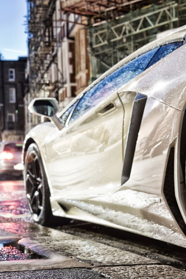 Ламборгини под дождем на городской улице