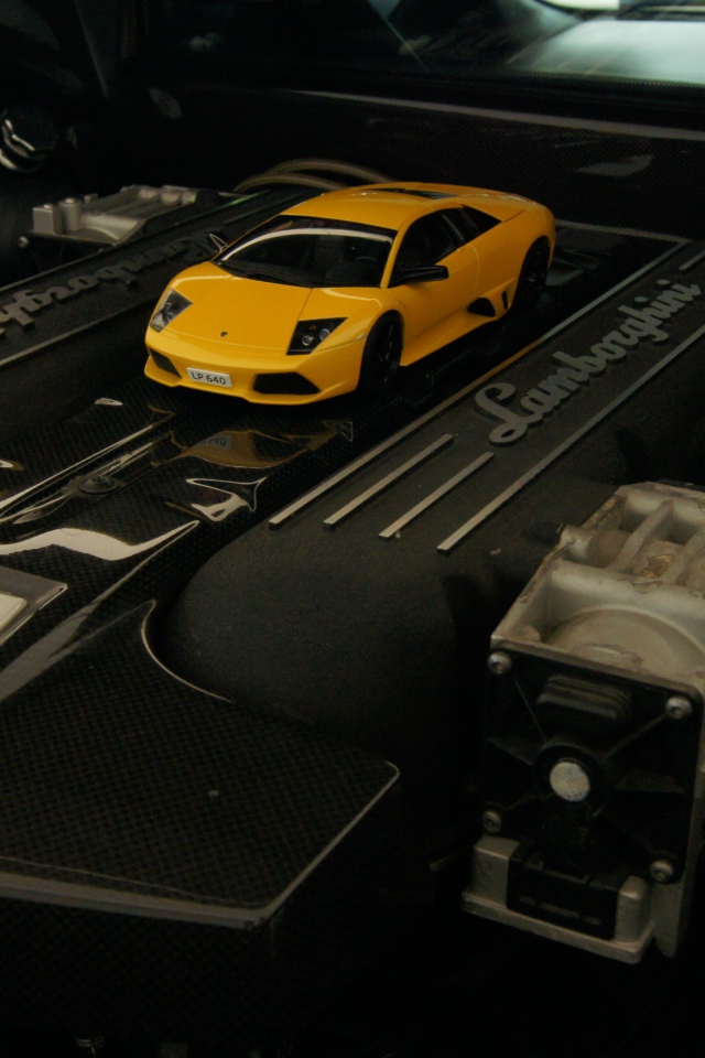 Модель автомобиля на двигателе Lamborghini