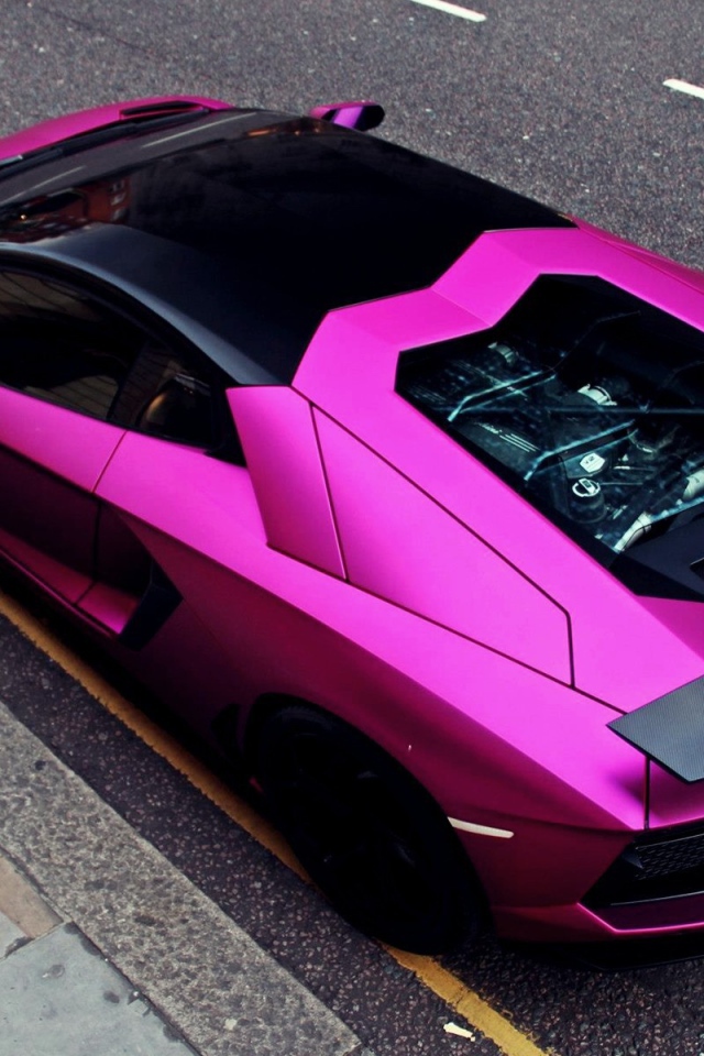 Розовый автомобиль Lamborghini Aventador