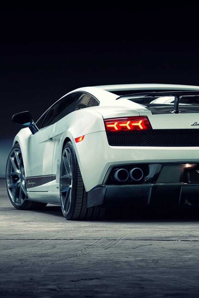 Задние огни белого Lamborghini Reventon