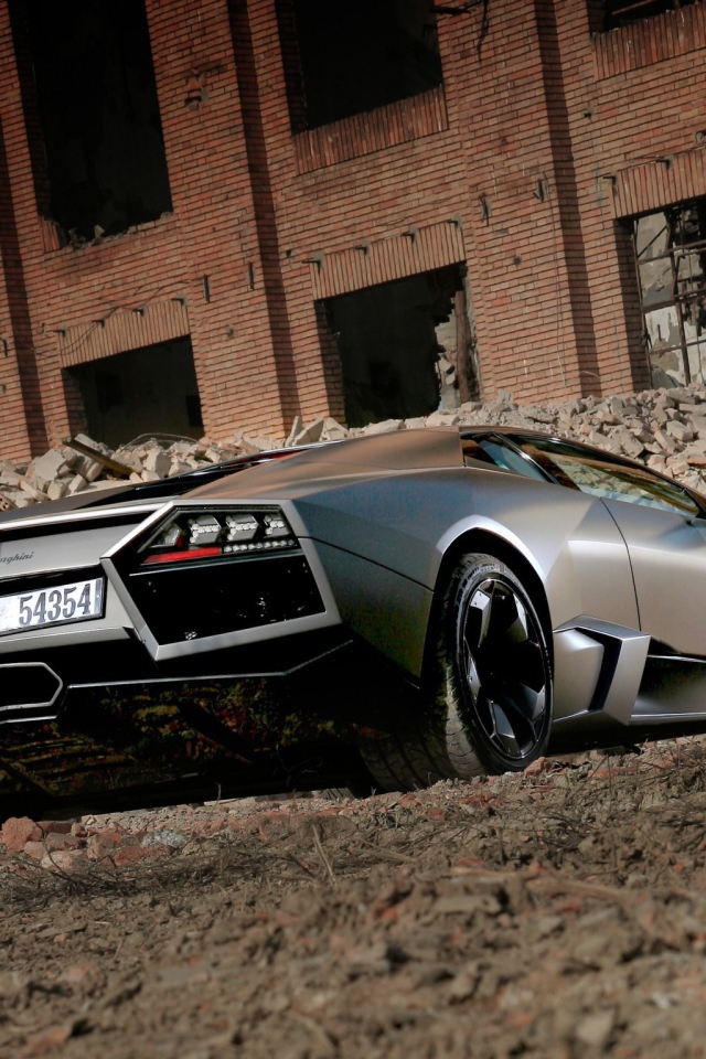 Вид сзади на Lamborghini Reventon