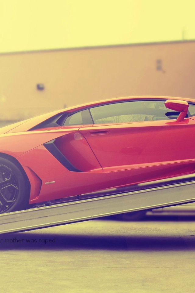 Красный Lamborghini Aventador загружается в грузовик