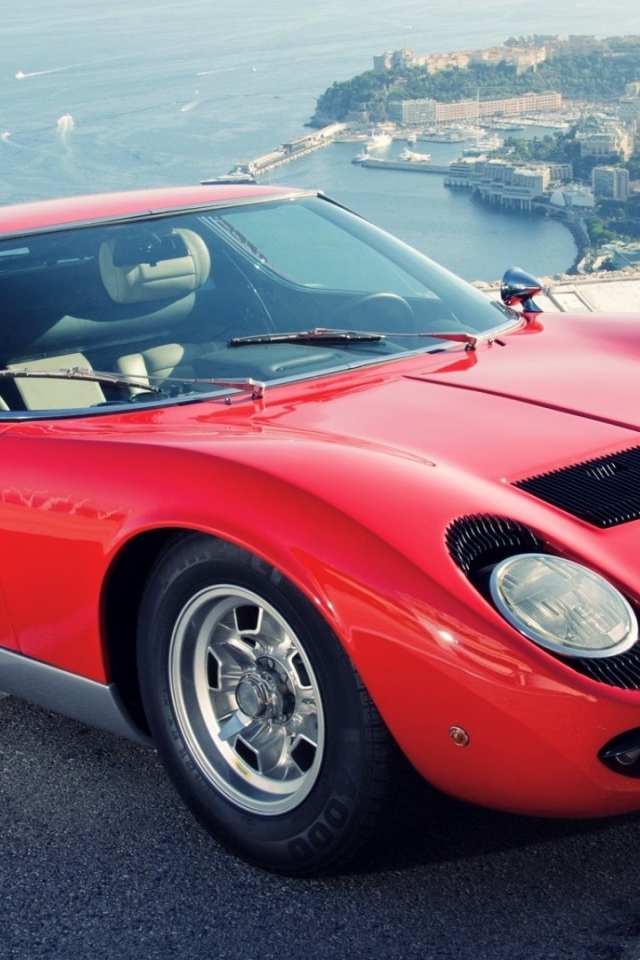 Красный Lamborghini Miura на фоне города