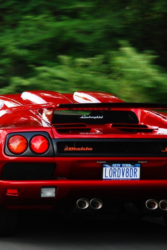 Красный Ламборигини Diablo на дороге