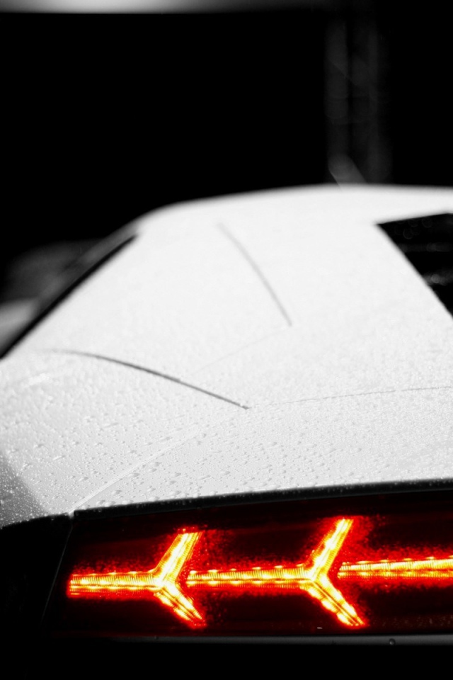 Строгие формы задних огней Lamborghini