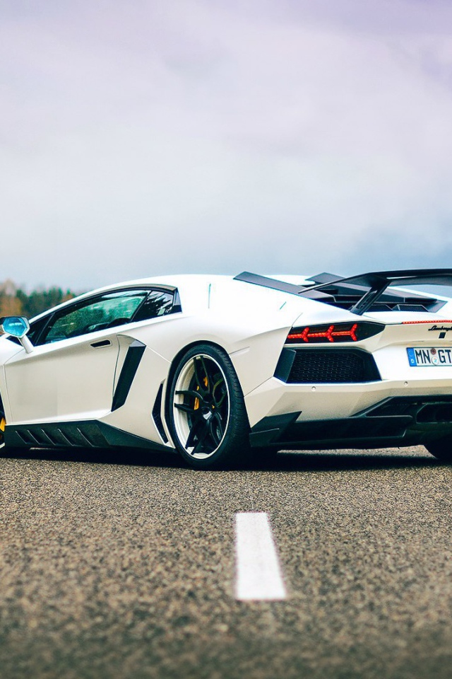 Белый Lamborghini Aventador LP700-4