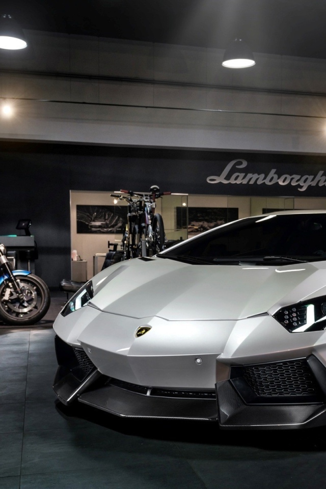 Белый Lamborghini Aventador Новитек Торадо